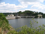 Die Staumauer von der Seite