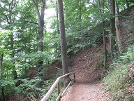 Weg mit Gel&auml;nder