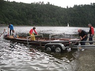 Auguste schwimmt ein