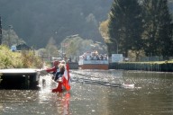 Warten vor der Schleuse