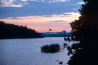 F&auml;hre taucht hinter Insel auf