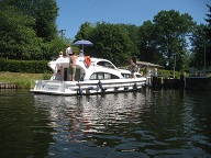 Sportboot f&auml;hrt ein